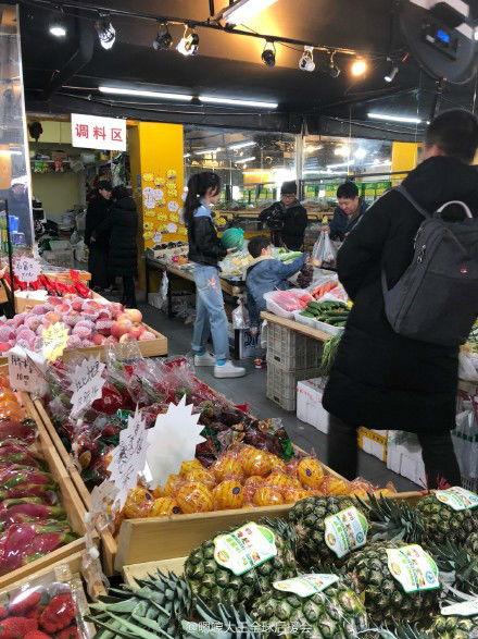 买菜砍价老板吃瓜视频播放,老板吃瓜视频走红网络