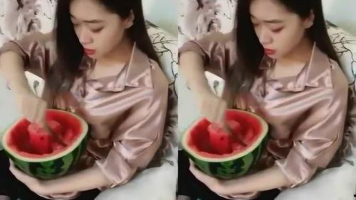 丑人女人吃瓜的视频播放,颜值与美食的较量