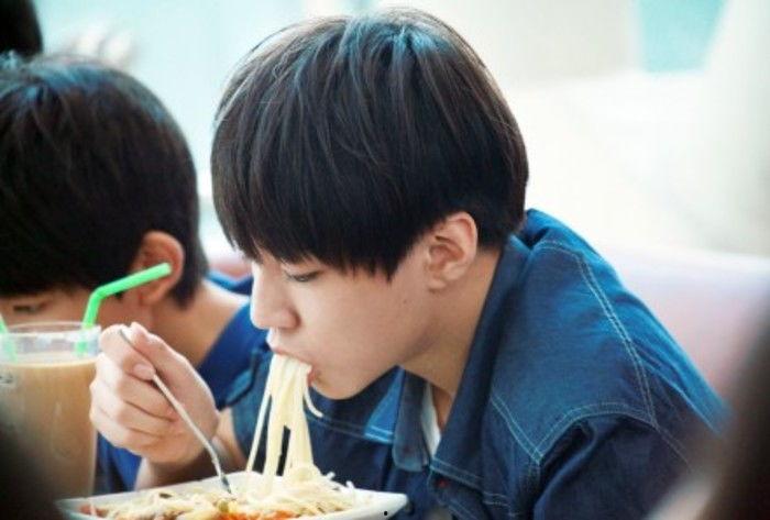 王俊凯父母吃瓜视频,揭秘娱乐圈幕后趣闻