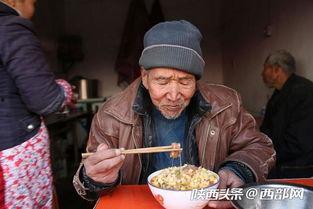 老大爷端碗吃瓜视频大全,跟随老大爷体验传统美食文化