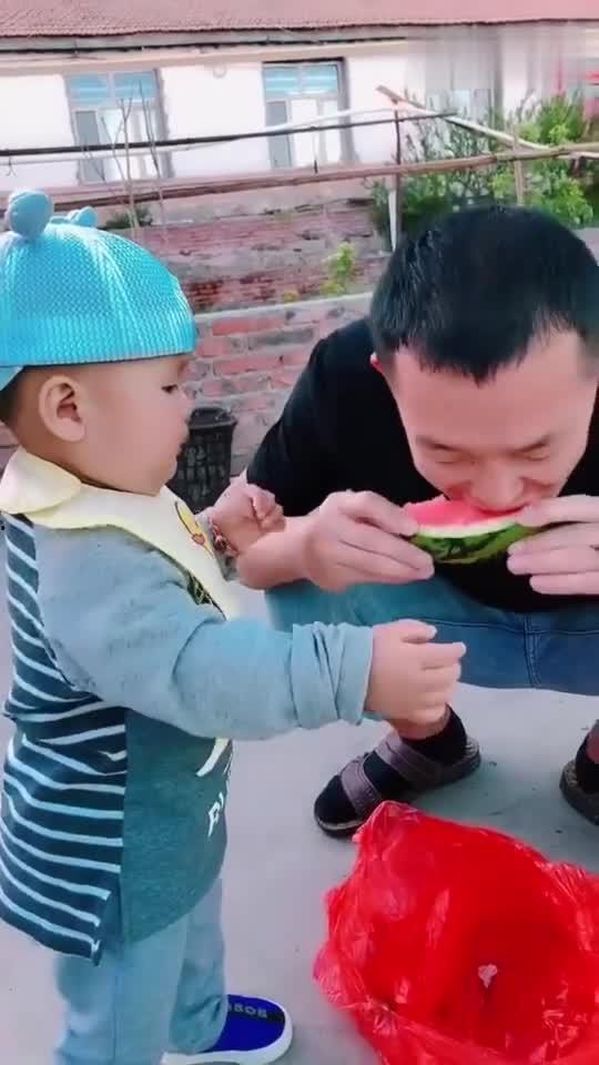 为吃瓜打哭孩子的视频大全,网络恶搞背后的家庭伤害