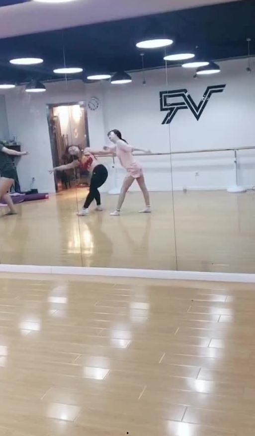 中职院校女生军训跳舞视频吃瓜,军训视频引网友热议